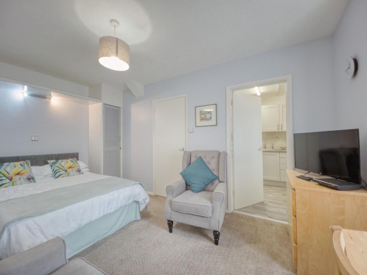 8 - Large Sea Front-ground Floor -free Parking