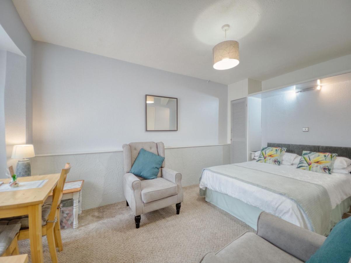 8 - Large Sea Front-ground Floor -free Parking