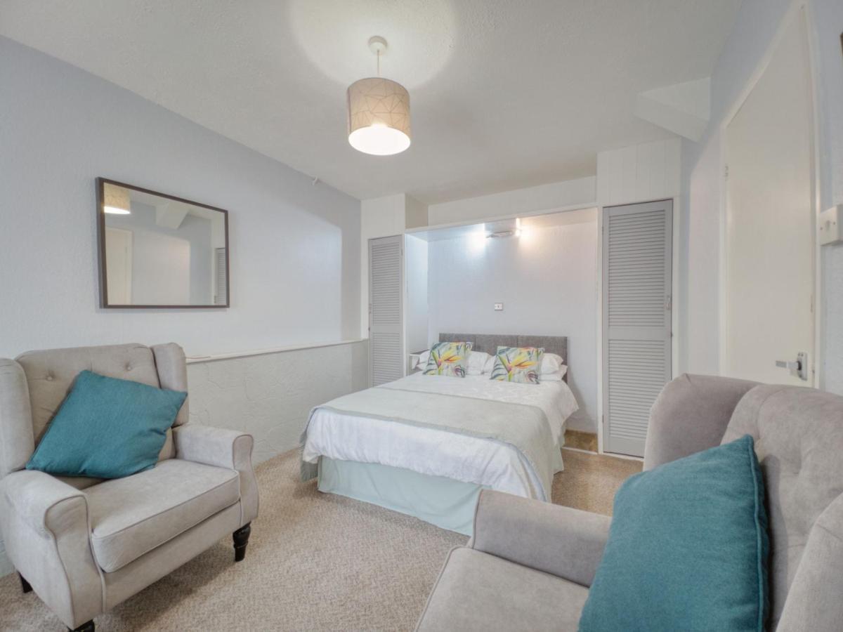 Holiday home 8 - Large Sea Front-ground Floor -free Parking